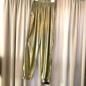 Gold Lame’ harem pants, pockets and elastic waist.🌺